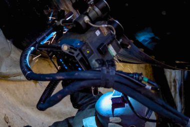 Boru kaynak. Kaynak çalışır. Kaynak kıvılcım