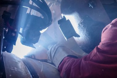 Boru kaynak. Kaynak çalışır. Kaynak kıvılcım