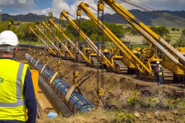 Moskova, Rusya - 22 Mayıs 2018: İşçi kask inşaat alanı üzerinde. Yükleme boru hattının inşaatı işi. Gaz boru hattı tesisatı ve inşaat.