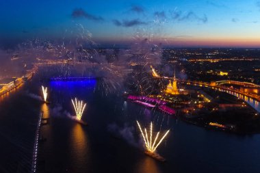 Kızıl yelkenlileri selamlayın. Kutlama selamı muhteşemdir. Havai fişek fişekleri.