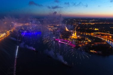 Kızıl yelkenlileri selamlayın. Kutlama selamı muhteşemdir. Havai fişek fişekleri.