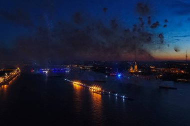 Kızıl yelkenlileri selamlayın. Kutlama selamı muhteşemdir. Havai fişek fişekleri.
