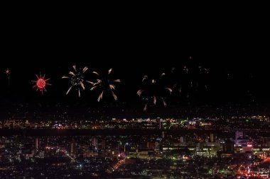 Gece gökyüzünde kutlama selamı. Megalopolis 'i selamlayın. Havai fişek patlamaları.