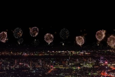 Gece gökyüzünde kutlama selamı. Megalopolis 'i selamlayın. Havai fişek patlamaları.