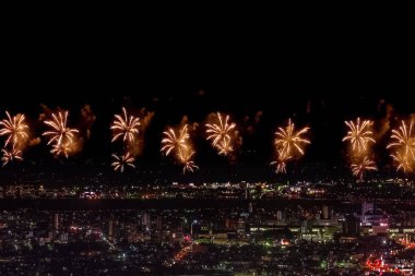 Gece gökyüzünde kutlama selamı. Megalopolis 'i selamlayın. Havai fişek patlamaları.