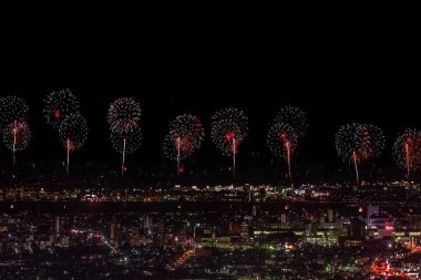 Gece gökyüzünde kutlama selamı. Megalopolis 'i selamlayın. Havai fişek patlamaları.