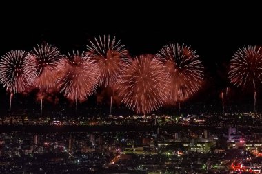 Gece gökyüzünde kutlama selamı. Megalopolis 'i selamlayın. Havai fişek patlamaları.