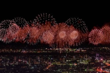 Gece gökyüzünde kutlama selamı. Megalopolis 'i selamlayın. Havai fişek patlamaları.