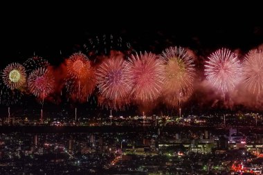 Gece gökyüzünde kutlama selamı. Megalopolis 'i selamlayın. Havai fişek patlamaları.