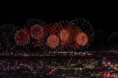 Gece gökyüzünde kutlama selamı. Megalopolis 'i selamlayın. Havai fişek patlamaları.