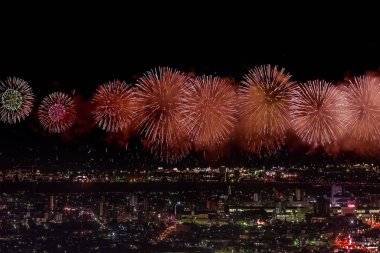 Gece gökyüzünde kutlama selamı. Megalopolis 'i selamlayın. Havai fişek patlamaları.
