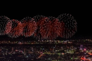 Gece gökyüzünde kutlama selamı. Megalopolis 'i selamlayın. Havai fişek patlamaları.