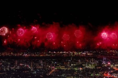 Gece gökyüzünde kutlama selamı. Megalopolis 'i selamlayın. Havai fişek patlamaları.