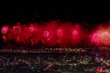 Gece gökyüzünde kutlama selamı. Megalopolis 'i selamlayın. Havai fişek patlamaları.