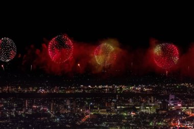 Gece gökyüzünde kutlama selamı. Megalopolis 'i selamlayın. Havai fişek patlamaları.