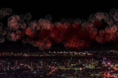 Gece gökyüzünde kutlama selamı. Megalopolis 'i selamlayın. Havai fişek patlamaları.