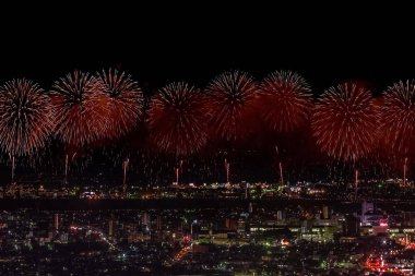 Gece gökyüzünde kutlama selamı. Megalopolis 'i selamlayın. Havai fişek patlamaları.