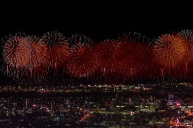 Gece gökyüzünde kutlama selamı. Megalopolis 'i selamlayın. Havai fişek patlamaları.