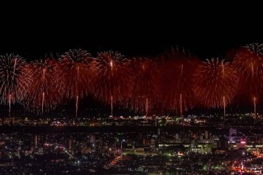 Gece gökyüzünde kutlama selamı. Megalopolis 'i selamlayın. Havai fişek patlamaları.