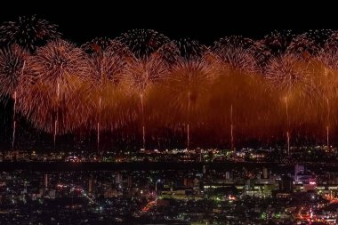 Gece gökyüzünde kutlama selamı. Megalopolis 'i selamlayın. Havai fişek patlamaları.