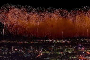 Gece gökyüzünde kutlama selamı. Megalopolis 'i selamlayın. Havai fişek patlamaları.
