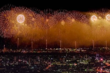 Gece gökyüzünde kutlama selamı. Megalopolis 'i selamlayın. Havai fişek patlamaları.