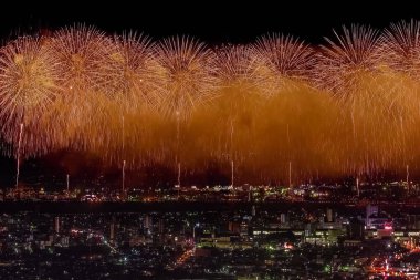 Gece gökyüzünde kutlama selamı. Megalopolis 'i selamlayın. Havai fişek patlamaları.
