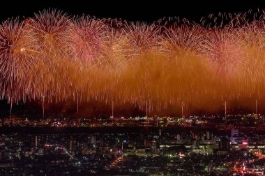 Gece gökyüzünde kutlama selamı. Megalopolis 'i selamlayın. Havai fişek patlamaları.