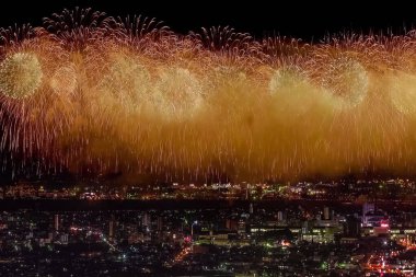 Gece gökyüzünde kutlama selamı. Megalopolis 'i selamlayın. Havai fişek patlamaları.