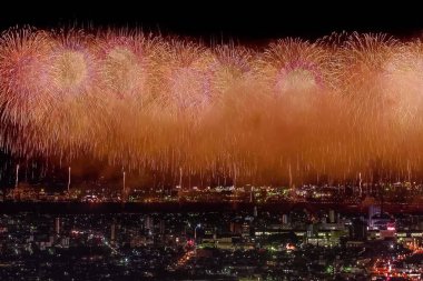 Gece gökyüzünde kutlama selamı. Megalopolis 'i selamlayın. Havai fişek patlamaları.