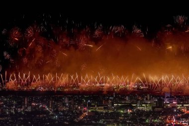 Gece gökyüzünde kutlama selamı. Megalopolis 'i selamlayın. Havai fişek patlamaları.