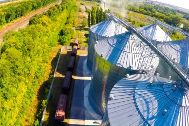 Uçuş uçak terminal tahıl. Depolama ve tahıl kurutma için tahıl bitkisi. Tahıl terminal. Bitki kurutma ve depolama pirinç tesisi alanlarının ortasında.