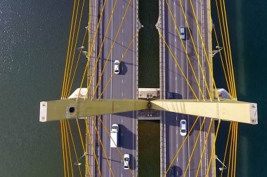 Nehrin üzerinde güzel bir köprü. Kablolardaki köprü yoldur..