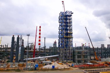 Moskova petrol rafinerisinde reform sütunun yükleme.