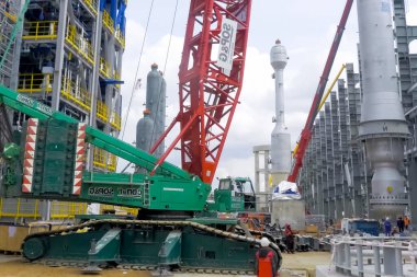 Moskova, Rusya - 20 Mayıs 2017: Yükleme Moskova petrol rafinerisinde reform sütun.