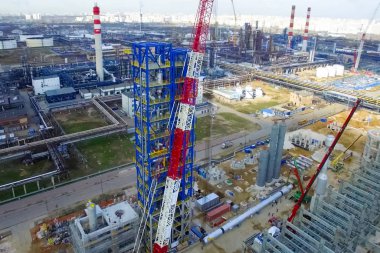 Moskova petrol rafinerisinde reform sütunun yükleme.