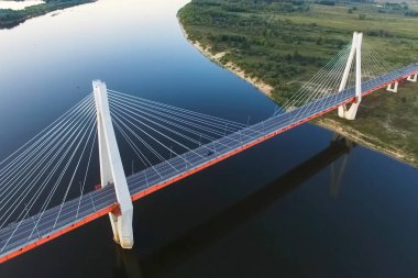 Nehrin üzerinde güzel bir köprü. Kablolardaki köprü yoldur..