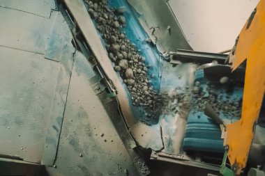 Tuğla üretimi için kil taşıma hattı. Tuğla Fabrikası.