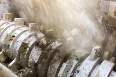 Çamuru öğütmek için makinenin değirmen taşı. Tuğla üretim fabrikası.