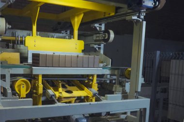 Tuğla üretimi, içi boş tuğla fabrikası. Tuğla üretimi, tuğla fabrikası.