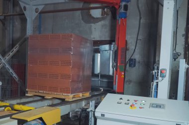 Tuğla üretimi, içi boş tuğla fabrikası. Tuğla üretimi, tuğla fabrikası.