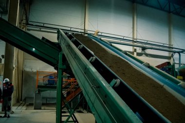 Tuğla üretimi için kil taşıma hattı. Tuğla Fabrikası.