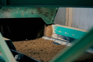 Tuğla üretimi için kil taşıma hattı. Tuğla Fabrikası.