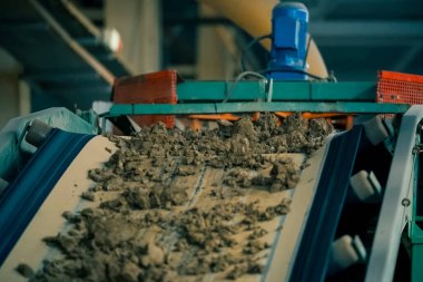 Tuğla üretimi için kil taşıma hattı. Tuğla Fabrikası.