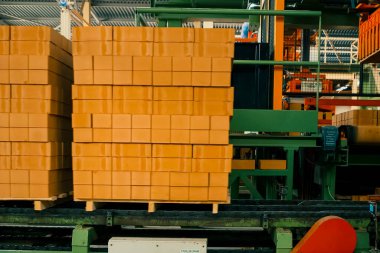Tuğla üretimi, içi boş tuğla fabrikası. Tuğla üretimi, tuğla fabrikası.