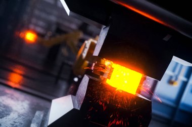 Baskıda sıcak metal çubuk var. Metal ürünleri üreten bir fabrikanın taşıma hattı.