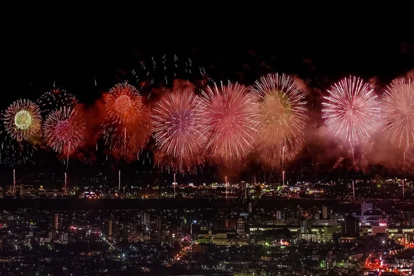 Праздничный Салют Ночном Небе Приветствуем Над Городом Мегаполис Взрывы Фейерверков — стоковое фото