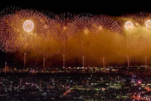 夜空にお祝いの敬礼 都市の上にメガロポリスを敬礼 花火の爆発 — ストック写真