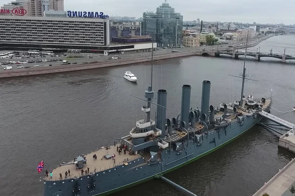 川のノイは サンクトペテルブルクの都市で巡洋艦オーロラ 観光客に開放 1917 年の革命のシンボル — ストック写真