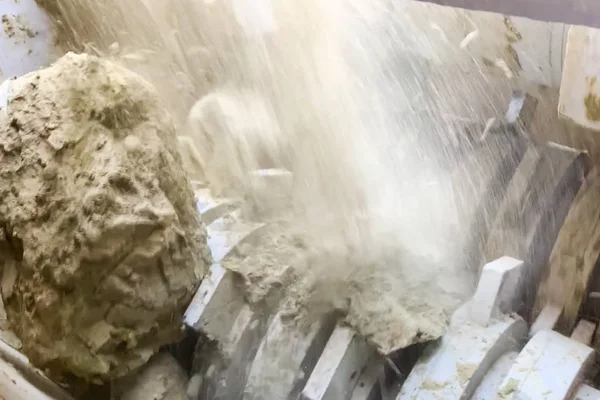 Çamuru öğütmek için makinenin değirmen taşı. Tuğla üretim fabrikası.